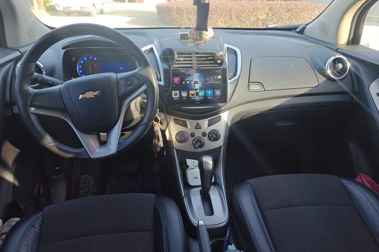 Used Chevrolet Trax 2014 1.4T Automatic Two-Wheel Drive Luxury Model Center Console
