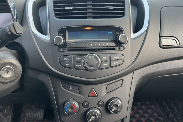 Used Chevrolet Trax 2016 1.4T Automatic Two-Wheel Drive Comfort Version with Sunroof Audio And AC Panel