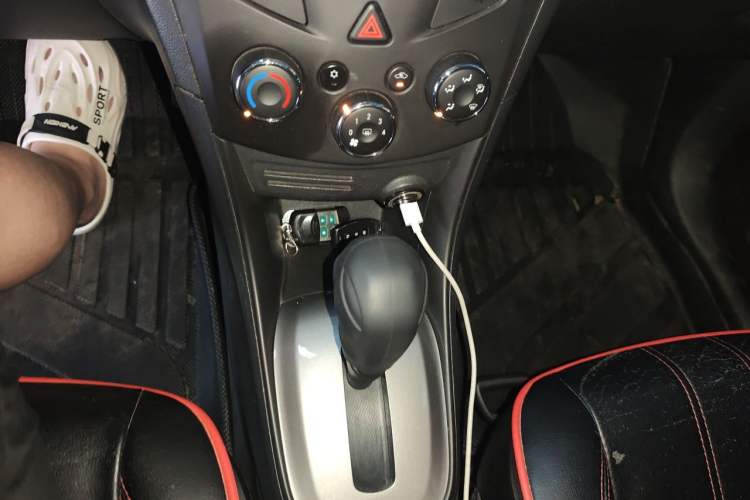Used Chevrolet Trax 2016 1.4T Automatic Two-Wheel Drive Comfort Version with Sunroof Gear Lever
