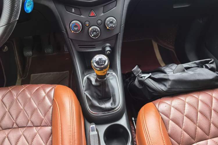 Used Chevrolet Trax 2016 1.4T Manual Two-Wheel Drive Comfort Version with Sunroof Gear Lever