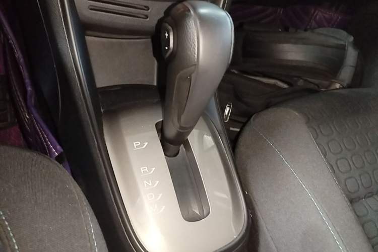 Used Chevrolet Trax 2016 1.4T Automatic Two-Wheel Drive Comfort Version with Sunroof Gear Lever