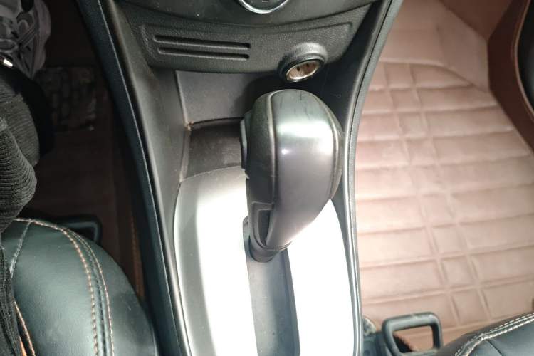 Used Chevrolet Trax 2016 1.4T Automatic Two-Wheel Drive Comfort Version with Sunroof Gear Lever