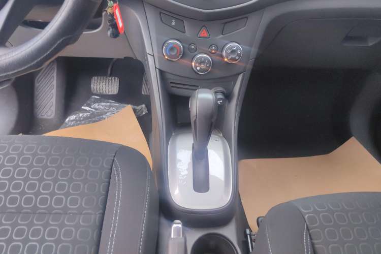 Used Chevrolet Trax 2016 1.4T Automatic Two-Wheel Drive Comfort Version with Sunroof Gear Lever