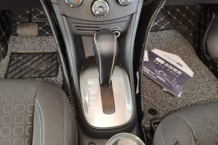 Used Chevrolet Trax 2016 1.4T Automatic Two-Wheel Drive Comfort Version with Sunroof Gear Lever