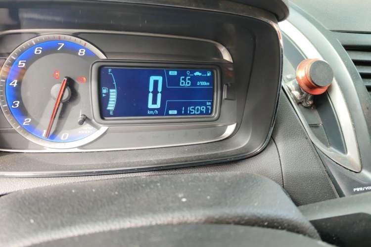 Used Chevrolet Trax 2016 1.4T Manual Two-Wheel Drive Comfort Version with Sunroof Odometer Close Up