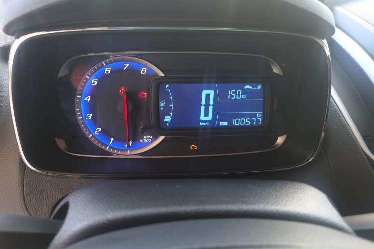 Used Chevrolet Trax 2016 1.4T Manual Two-Wheel Drive Comfort Version with Sunroof Odometer Close Up