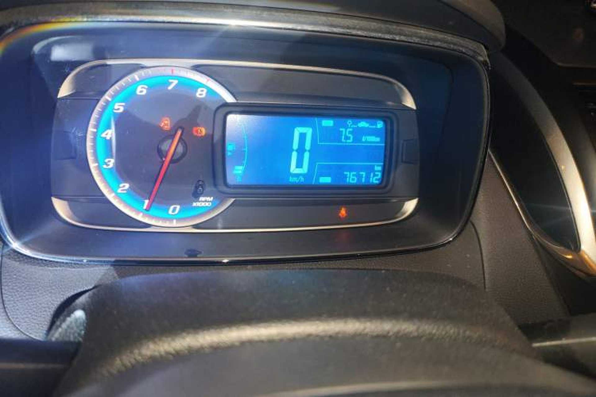 Used Chevrolet Trax 2016 1.4T Manual Two-Wheel Drive Comfort Version with Sunroof Odometer Close Up