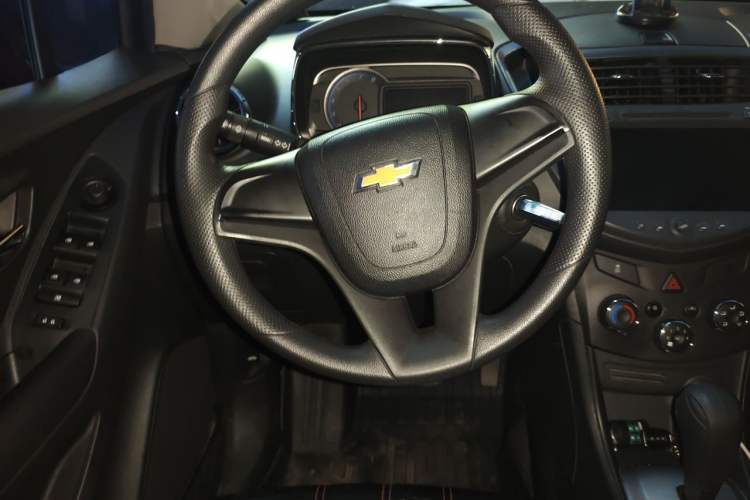 Used Chevrolet Trax 2016 1.4T Automatic Two-Wheel Drive Comfort Version with Sunroof Steering Wheel