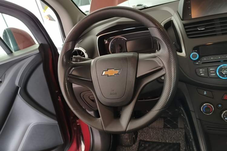 Used Chevrolet Trax 2016 1.4T Automatic Two-Wheel Drive Comfort Version with Sunroof Steering Wheel