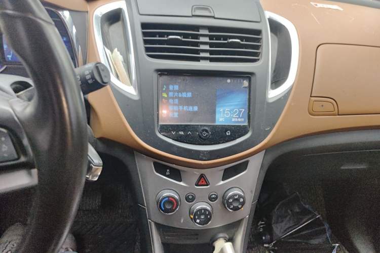 Used Chevrolet Trax 2016 1.4T Automatic 4x4 Flagship Model Audio And AC Panel