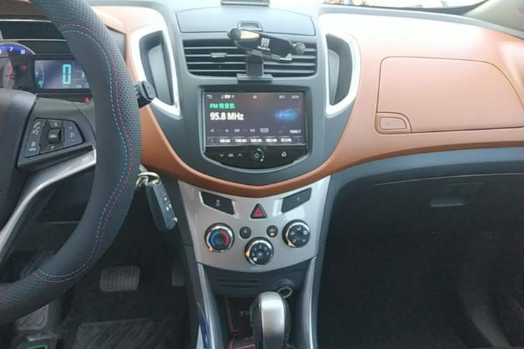 Used Chevrolet Trax 2016 1.4T Automatic 4x4 Flagship Model Audio And AC Panel