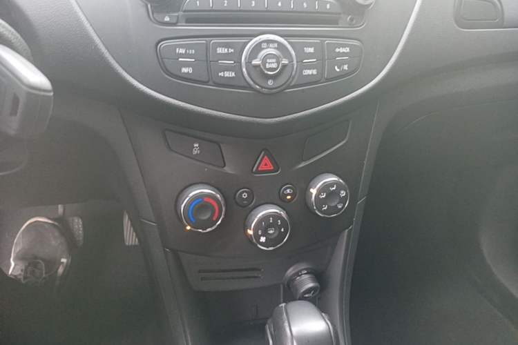 Used Chevrolet Trax 2016 1.4T Automatic Two-Wheel Drive Comfort Version with Sunroof Audio And AC Panel