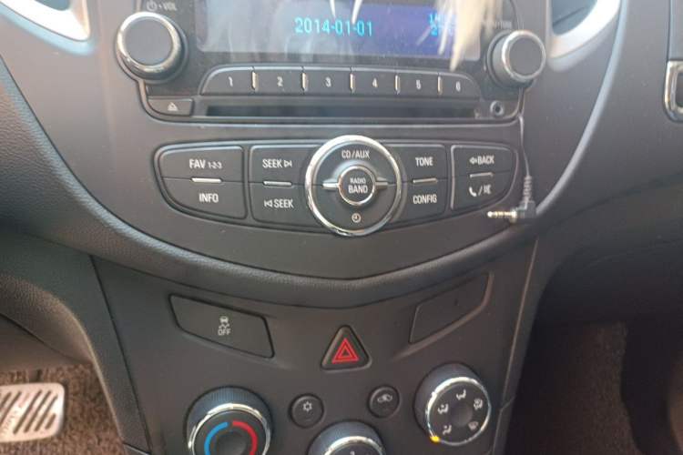 Used Chevrolet Trax 2016 1.4T Automatic Two-Wheel Drive Comfort Version with Sunroof Audio And AC Panel