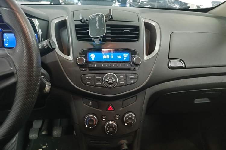 Used Chevrolet Trax 2016 1.4T Manual Two-Wheel Drive Comfort Version with Sunroof Audio And AC Panel