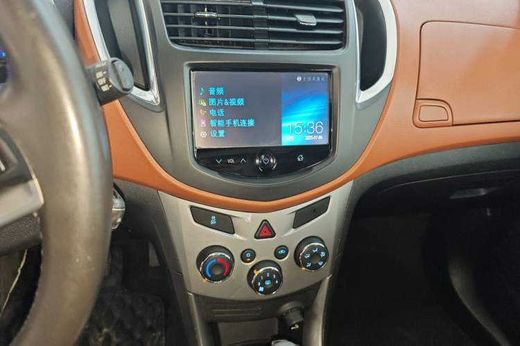 Used Chevrolet Trax 2016 1.4T Automatic 4x4 Flagship Model Audio And AC Panel