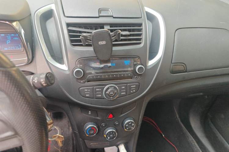 Used Chevrolet Trax 2016 1.4T Automatic Two-Wheel Drive Comfort Version with Sunroof Audio And AC Panel