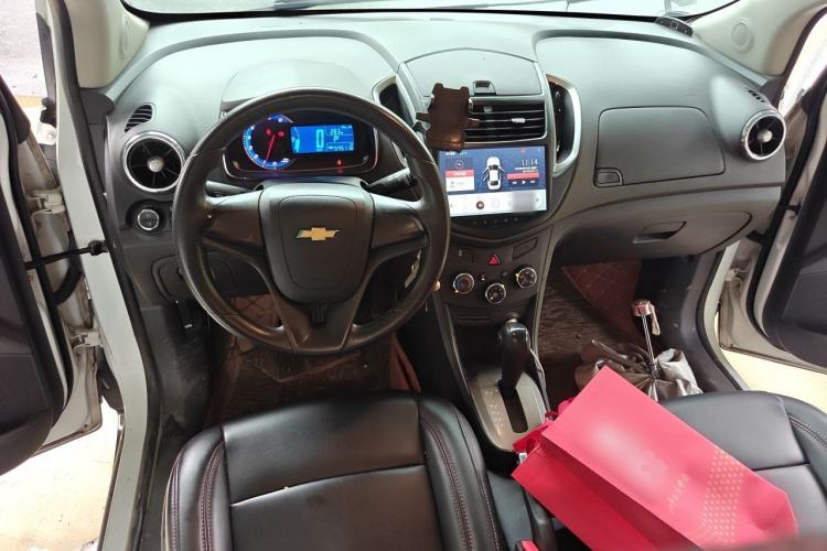 Used Chevrolet Trax 2016 1.4T Automatic Two-Wheel Drive Comfort Version with Sunroof Center Console