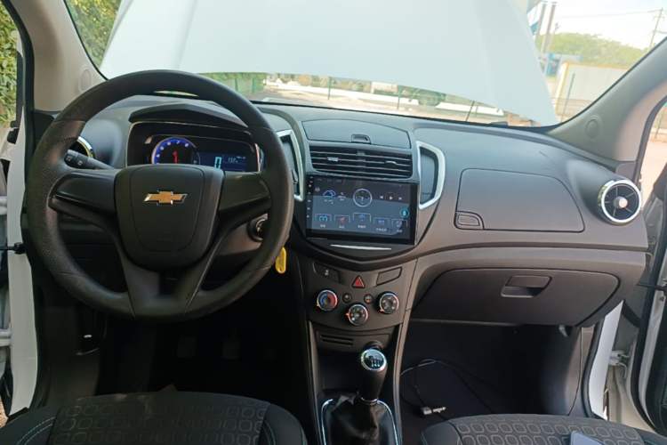 Used Chevrolet Trax 2016 1.4T Manual Two-Wheel Drive Comfort Version with Sunroof Center Console
