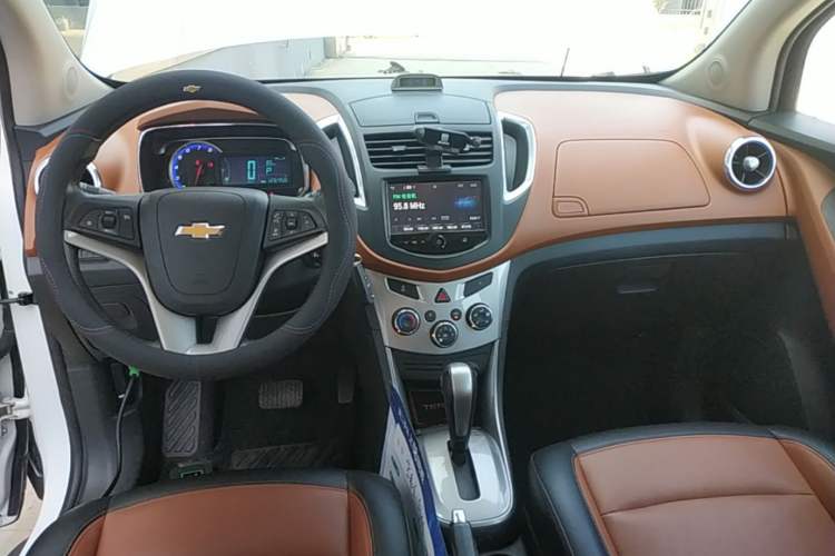 Used Chevrolet Trax 2016 1.4T Automatic 4x4 Flagship Model Center Console