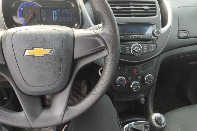 Used Chevrolet Trax 2016 1.4T Manual Two-Wheel Drive Comfort Version with Sunroof Center Console