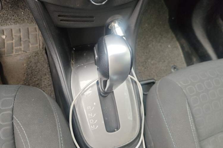 Used Chevrolet Trax 2016 1.4T Automatic Two-Wheel Drive Comfort Version with Sunroof Gear Lever