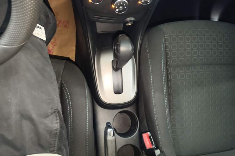 Used Chevrolet Trax 2016 1.4T Automatic Two-Wheel Drive Comfort Version with Sunroof Gear Lever