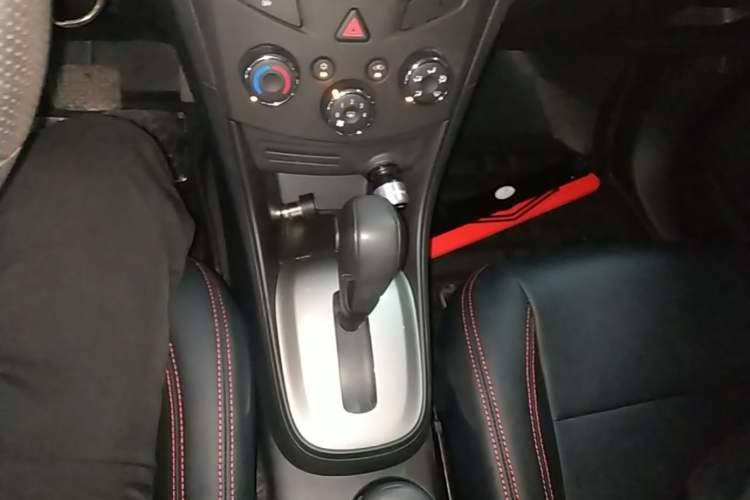 Used Chevrolet Trax 2016 1.4T Automatic Two-Wheel Drive Comfort Version with Sunroof Gear Lever