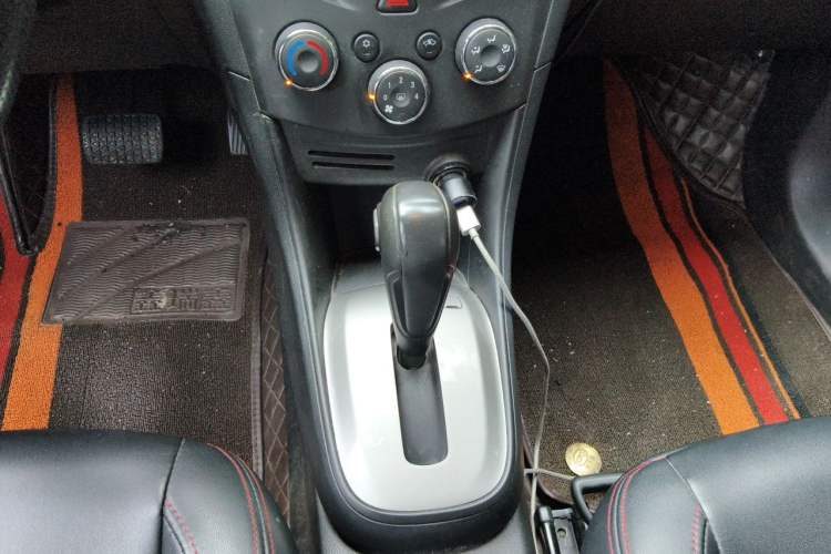 Used Chevrolet Trax 2016 1.4T Automatic Two-Wheel Drive Comfort Version with Sunroof Gear Lever