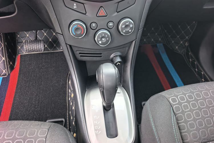 Used Chevrolet Trax 2016 1.4T Automatic Two-Wheel Drive Comfort Version with Sunroof Gear Lever