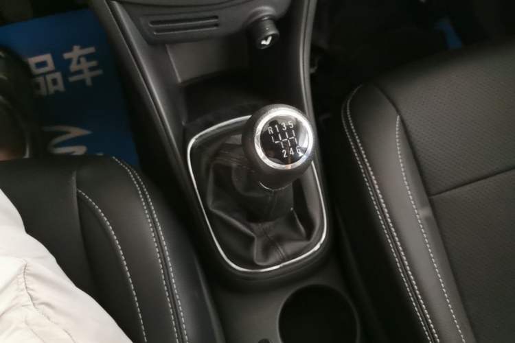 Used Chevrolet Trax 2016 1.4T Manual Two-Wheel Drive Comfort Version with Sunroof Gear Lever