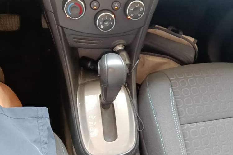 Used Chevrolet Trax 2016 1.4T Automatic Two-Wheel Drive Comfort Version with Sunroof Gear Lever