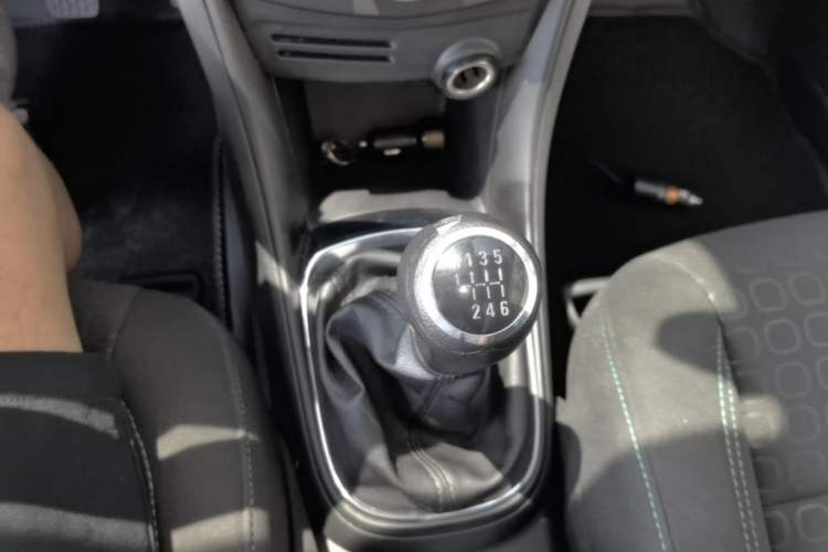 Used Chevrolet Trax 2016 1.4T Manual Two-Wheel Drive Comfort Version with Sunroof Gear Lever