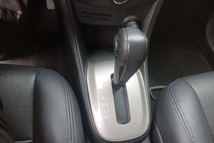 Used Chevrolet Trax 2016 1.4T Automatic Two-Wheel Drive Comfort Version with Sunroof Gear Lever