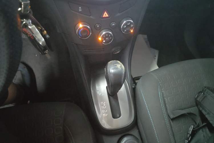 Used Chevrolet Trax 2016 1.4T Automatic Two-Wheel Drive Comfort Version with Sunroof Gear Lever