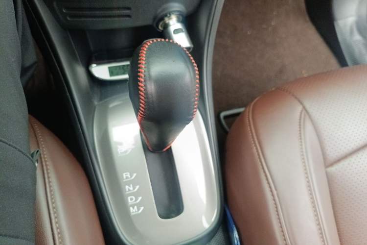 Used Chevrolet Trax 2016 1.4T Automatic Two-Wheel Drive Comfort Version with Sunroof Gear Lever