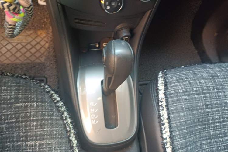 Used Chevrolet Trax 2016 1.4T Automatic Two-Wheel Drive Comfort Version with Sunroof Gear Lever