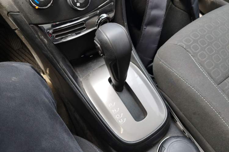 Used Chevrolet Trax 2016 1.4T Automatic Two-Wheel Drive Comfort Version with Sunroof Gear Lever