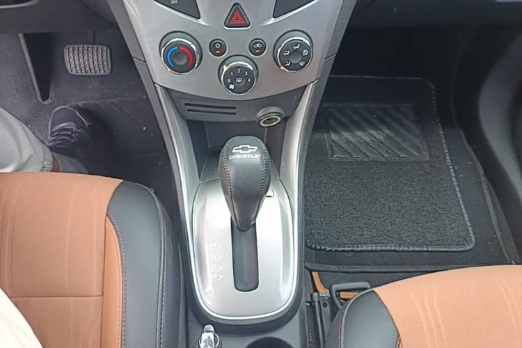 Used Chevrolet Trax 2016 1.4T Automatic Two-Wheel Drive Luxury Version Gear Lever