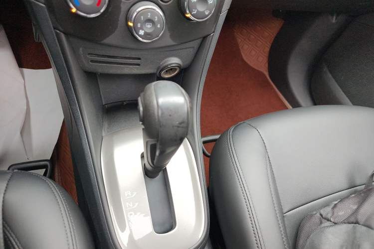 Used Chevrolet Trax 2016 1.4T Automatic Two-Wheel Drive Comfort Version with Sunroof Gear Lever