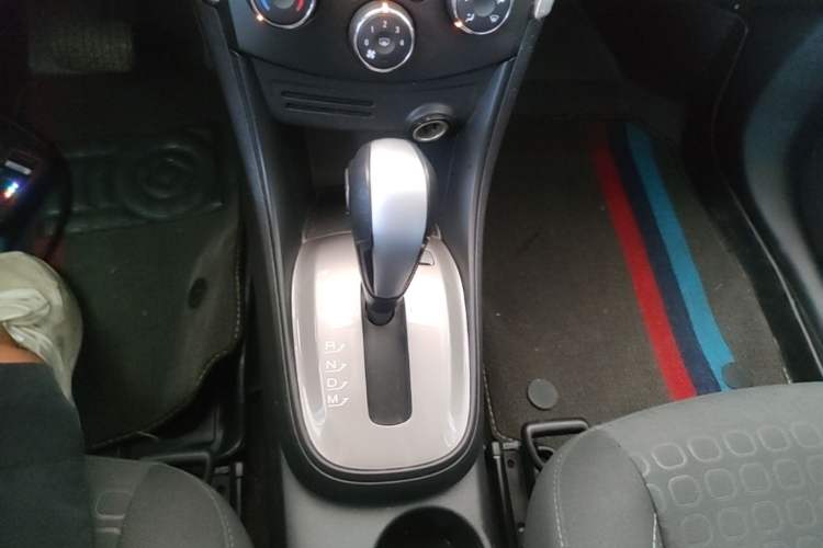 Used Chevrolet Trax 2016 1.4T Automatic Two-Wheel Drive Comfort Version with Sunroof Gear Lever
