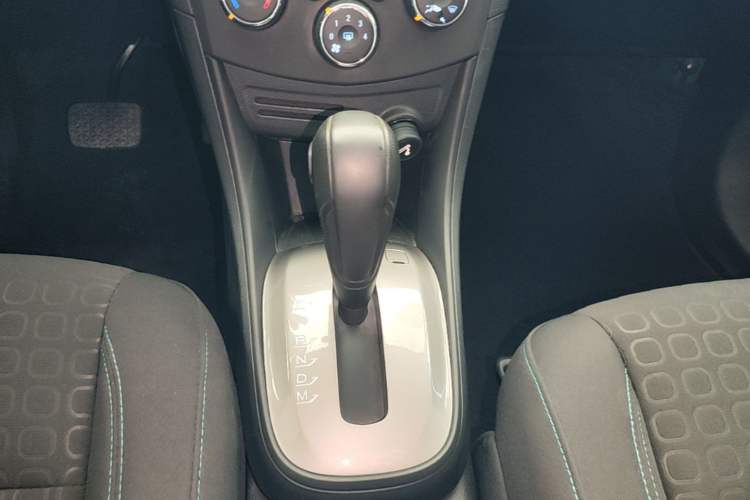 Used Chevrolet Trax 2016 1.4T Automatic Two-Wheel Drive Comfort Version with Sunroof Gear Lever