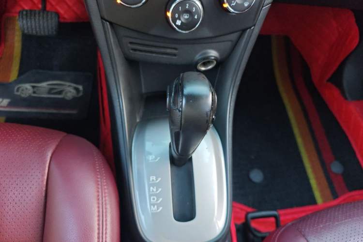 Used Chevrolet Trax 2016 1.4T Automatic Two-Wheel Drive Comfort Version with Sunroof Gear Lever