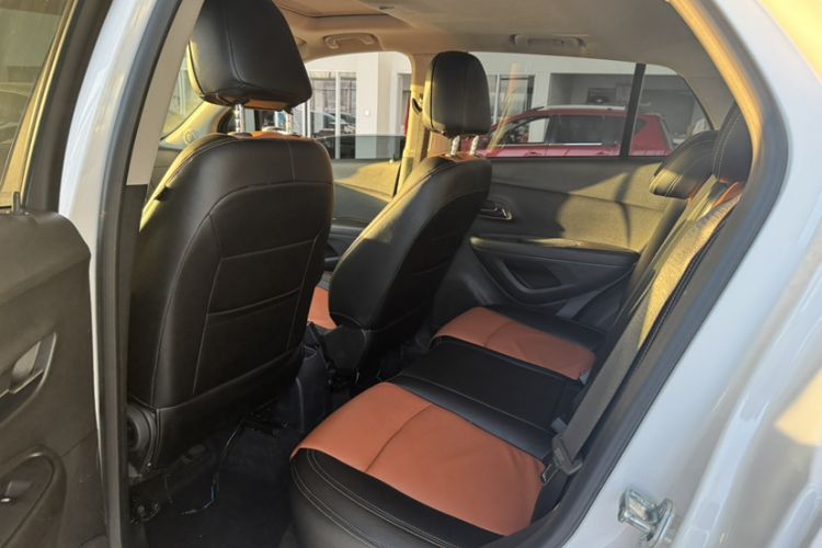 Used Chevrolet Trax 2016 1.4T Manual Two-Wheel Drive Comfort Version with Sunroof Interior 3