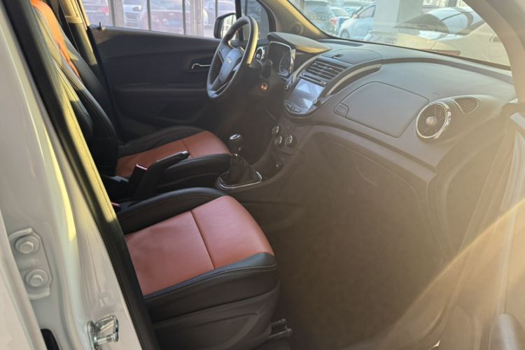 Used Chevrolet Trax 2016 1.4T Manual Two-Wheel Drive Comfort Version with Sunroof Interior 4