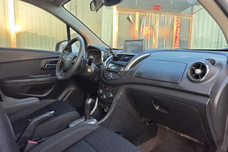 Used Chevrolet Trax 2016 1.4T Automatic Two-Wheel Drive Comfort Version with Sunroof Interior 4