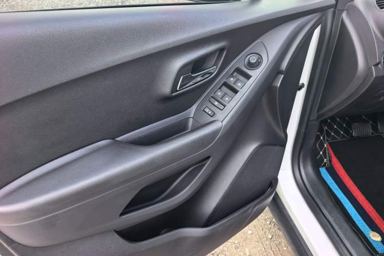 Used Chevrolet Trax 2016 1.4T Automatic Two-Wheel Drive Comfort Version with Sunroof Interior 6