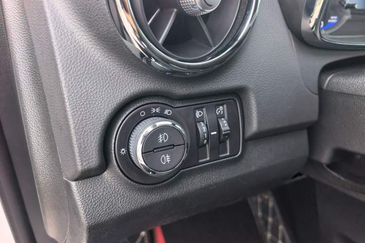 Used Chevrolet Trax 2016 1.4T Automatic Two-Wheel Drive Comfort Version with Sunroof Interior 7
