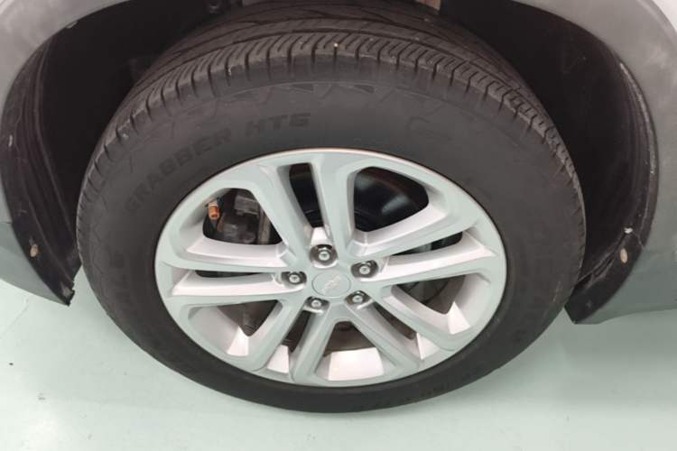 Used Chevrolet Trax 2016 1.4T Automatic Two-Wheel Drive Comfort Version with Sunroof Left Front Wheel Hub