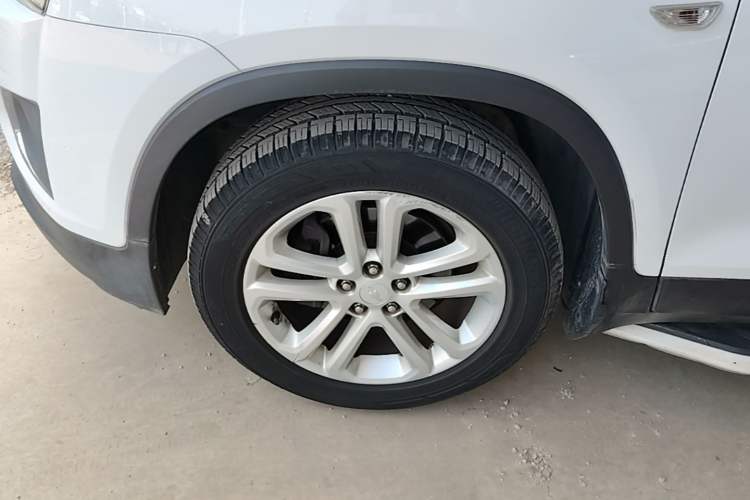 Used Chevrolet Trax 2016 1.4T Automatic Two-Wheel Drive Comfort Version with Sunroof Left Front Wheel Hub