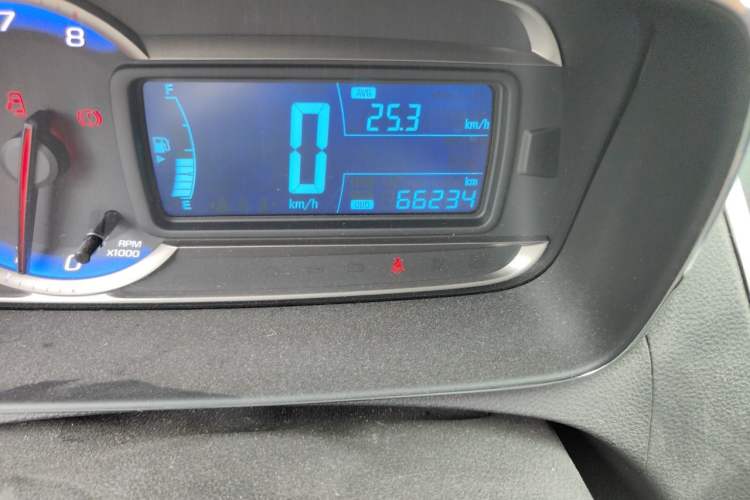 Used Chevrolet Trax 2016 1.4T Manual Two-Wheel Drive Comfort Version with Sunroof Odometer Close Up